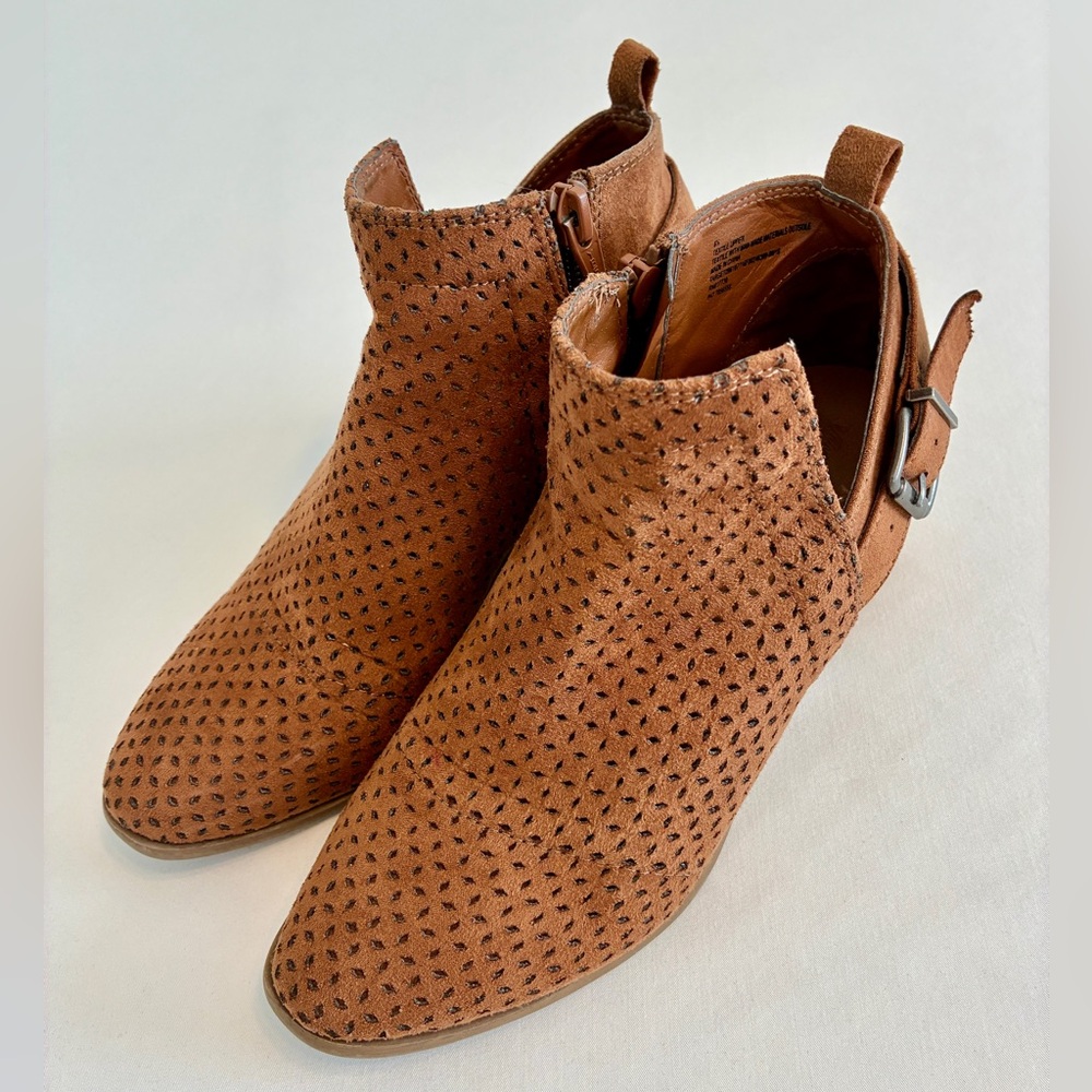 Universal Thread Ankle Boots Women’s 6.5 Brown Perforated Zip Low Heel Booties - Picture 3 of 15